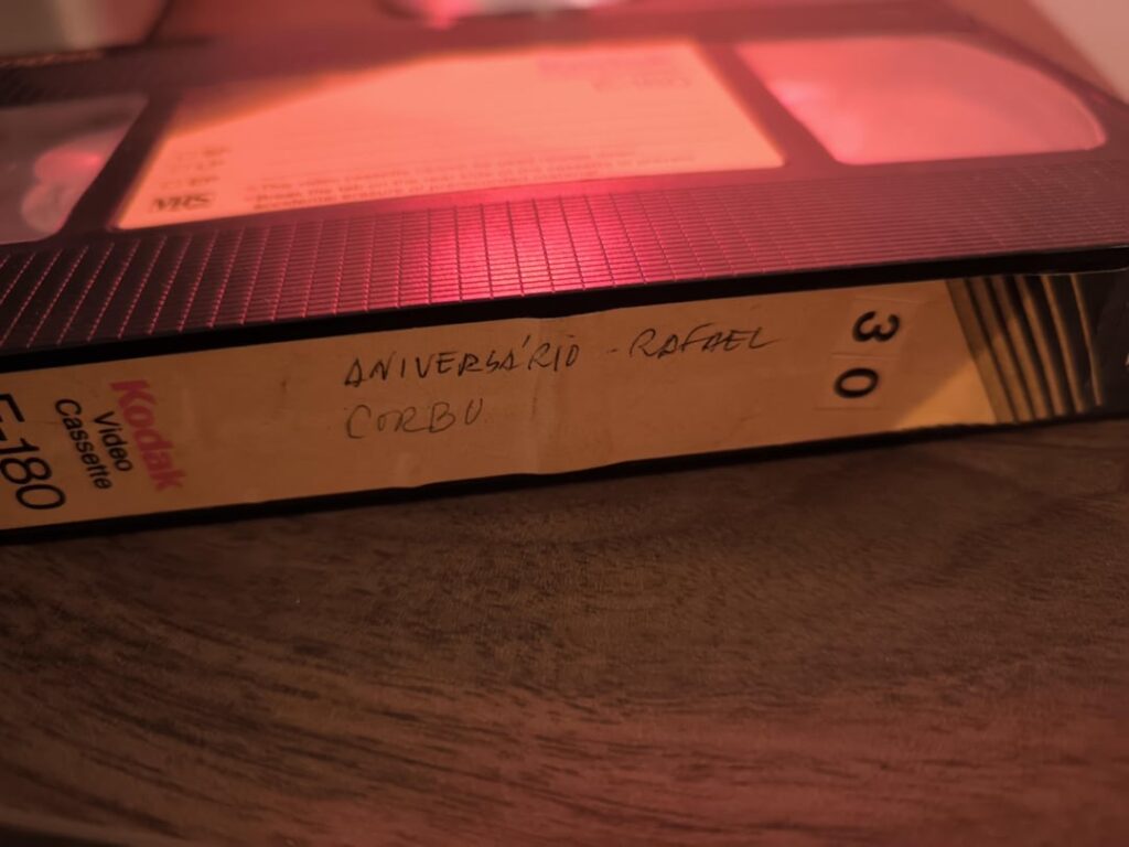 Finden Sie den Besitzer einer verlorenen VHS-Kassette Finden Sie den Besitzer einer verlorenen VHS-Kassette