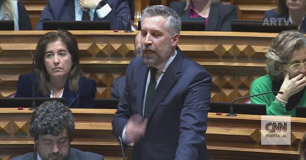 Die Frage von Pedro Nuno Santos nach schwangeren Einwanderinnen lässt Montenegro seine Stimme erheben Die Frage von Pedro Nuno Santos nach schwangeren Einwanderinnen lässt Montenegro seine Stimme erheben