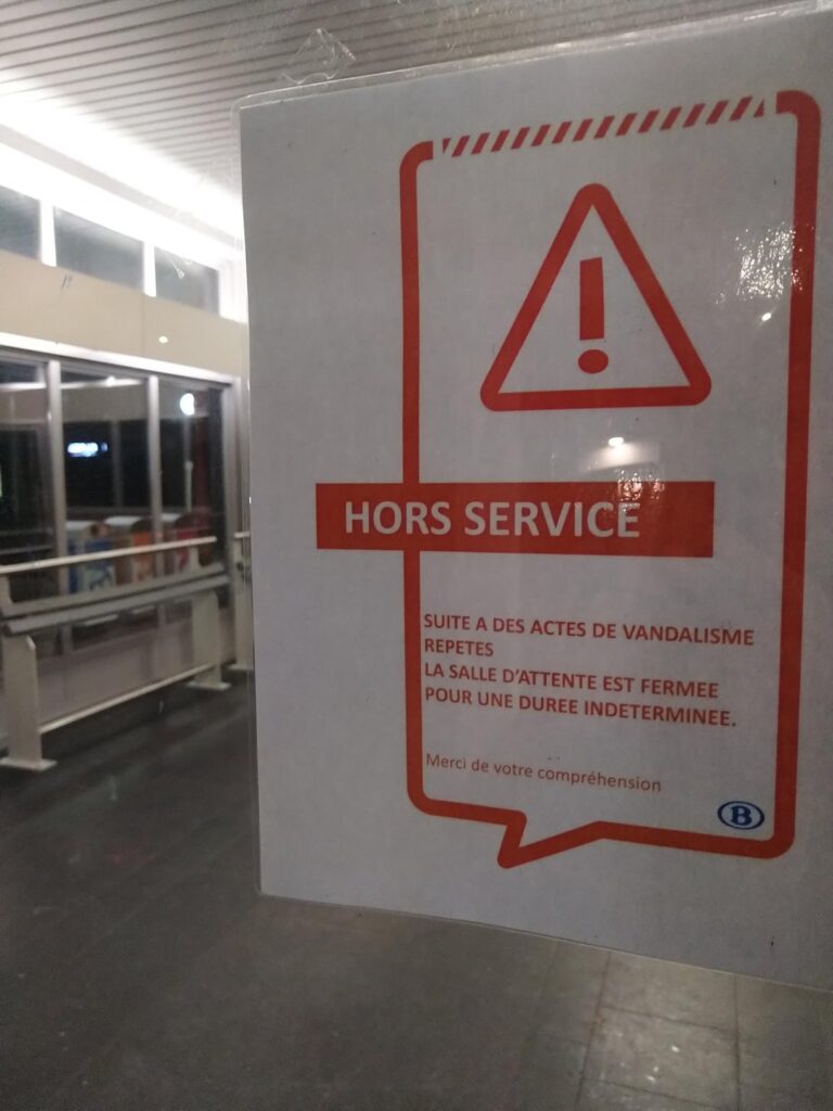 SNCB/NMBS ist ärgerlich. Sie entfernten die mehreren Sitzreihen aus diesem Warteraum, um „Ruheplätze“ einzurichten, und schlossen ihn schließlich bis auf weiteres (Wintersaison).