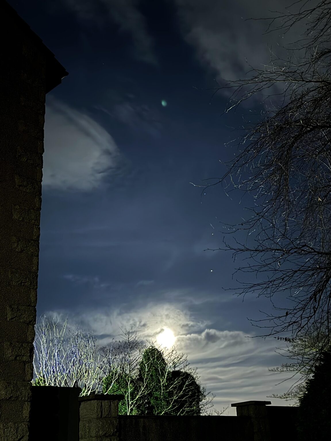 Ist dieser winzige Punkt neben dem Mond Mars?