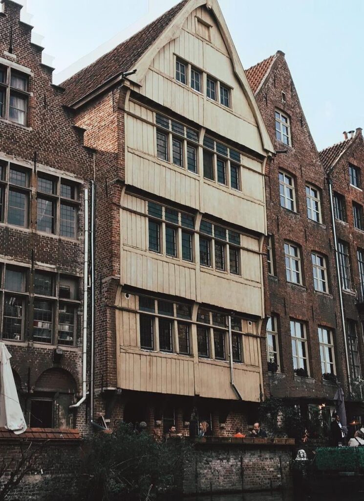Das einzige Haus in Gent, das noch eine Holzfassade aus dem 16. Jahrhundert hat.