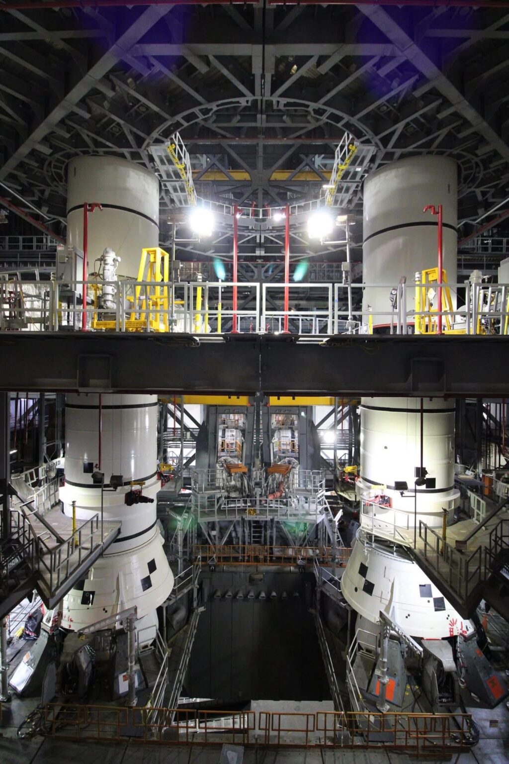 Nach den Feiertagen wurde die Stapelung der SLS-Booster wieder aufgenommen – jeder Booster ist zu etwa 40 % mit einem hinteren Segment und einem Motorsegment gestapelt [credit: NASA EGS]