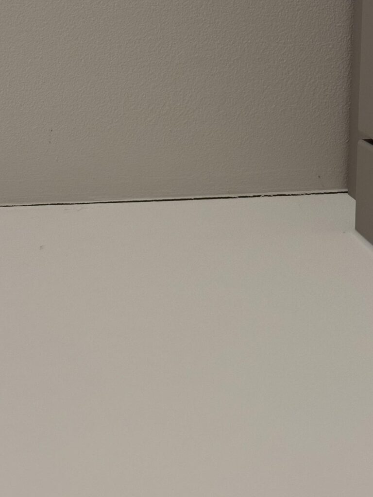 Frage an Bauexperten: Sind in einen Neubau eingezogen, welcher im Frühling 24 fertiggestellt wurde. Mittlerweile gibt es an 2 Stellen der Wohnung Risse: einmal ganz dünn an der Decke vom Büro, einmal etwas dicker an der Kante in der Küche. Sind diese gefährlich oder normal für Massivziegelbauweise? Frage an Bauexperten: Sind in einen Neubau eingezogen, welcher im Frühling 24 fertiggestellt wurde. Mittlerweile gibt es an 2 Stellen der Wohnung Risse: einmal ganz dünn an der Decke vom Büro, einmal etwas dicker an der Kante in der Küche. Sind diese gefährlich oder normal für Massivziegelbauweise?