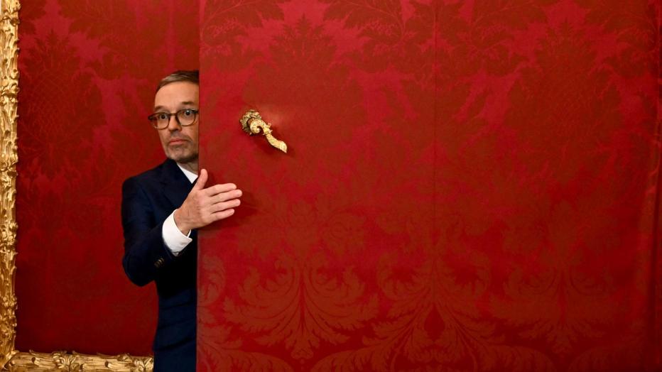 Das Bild, wie da Kickl hinter der Tapetentür hervorkommt ...