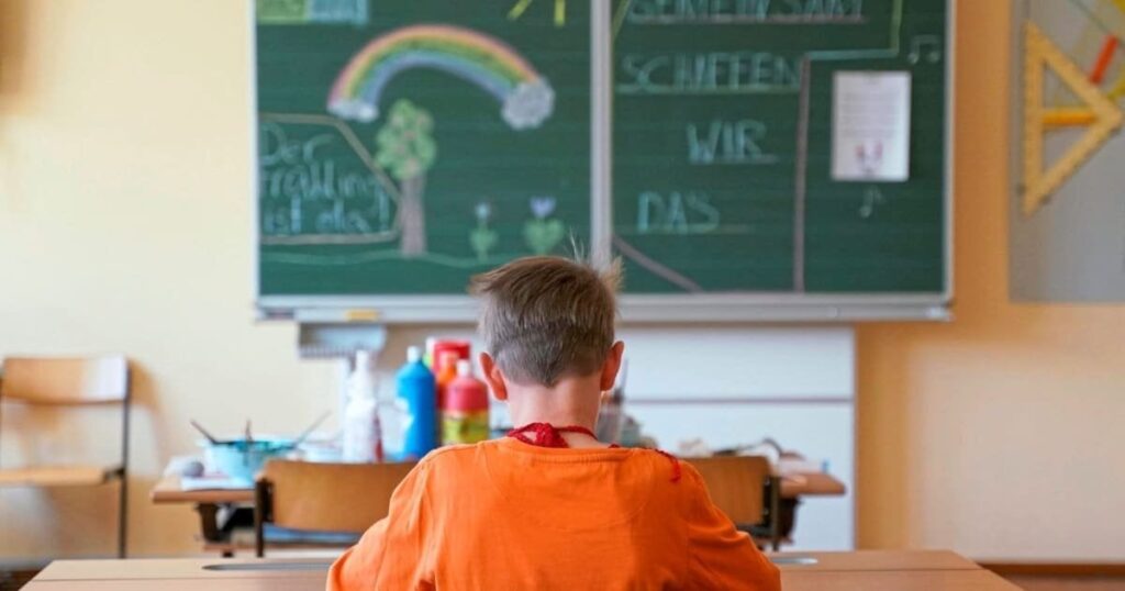 Deutschpflicht für alle vor Schulstart ist fix (Blau-Schwarz will Studiengebühren erhöhen und Forschungsarbeiten nur mehr auf Deutsch)