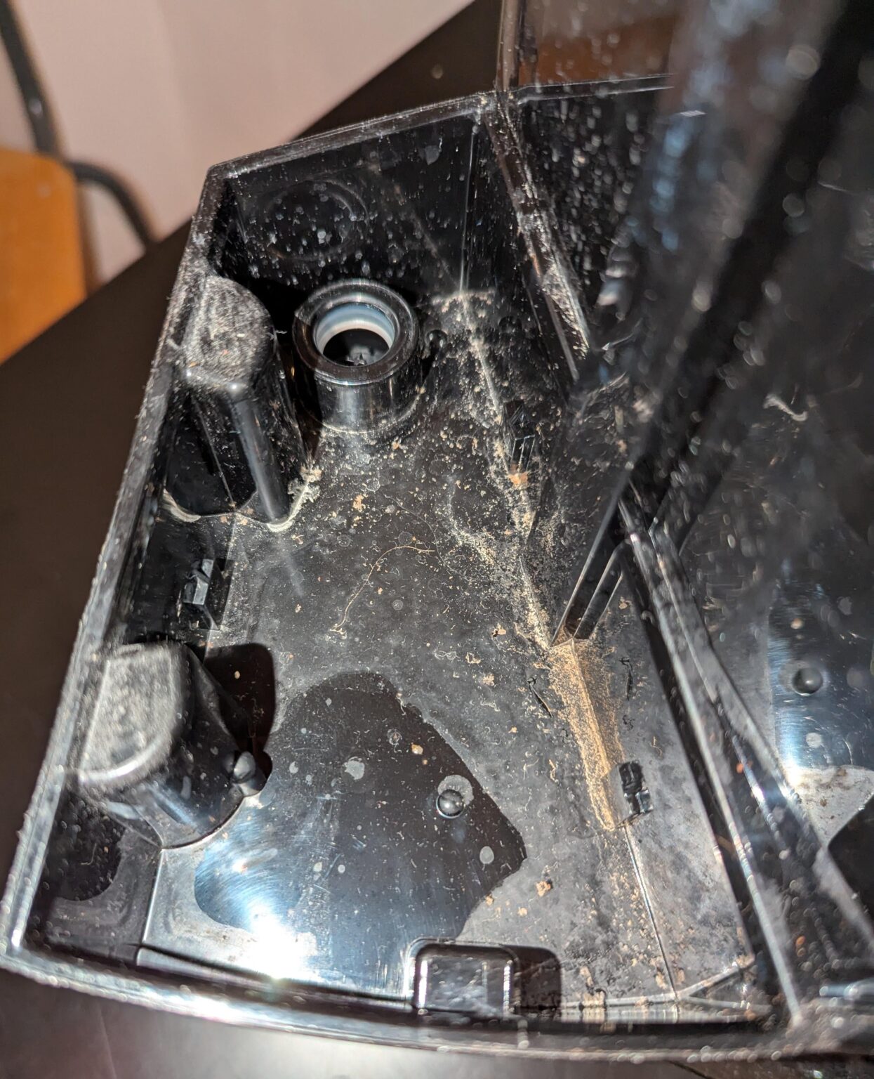 Schimmel unter dem Wassertank? Schimmel unter dem Wassertank?