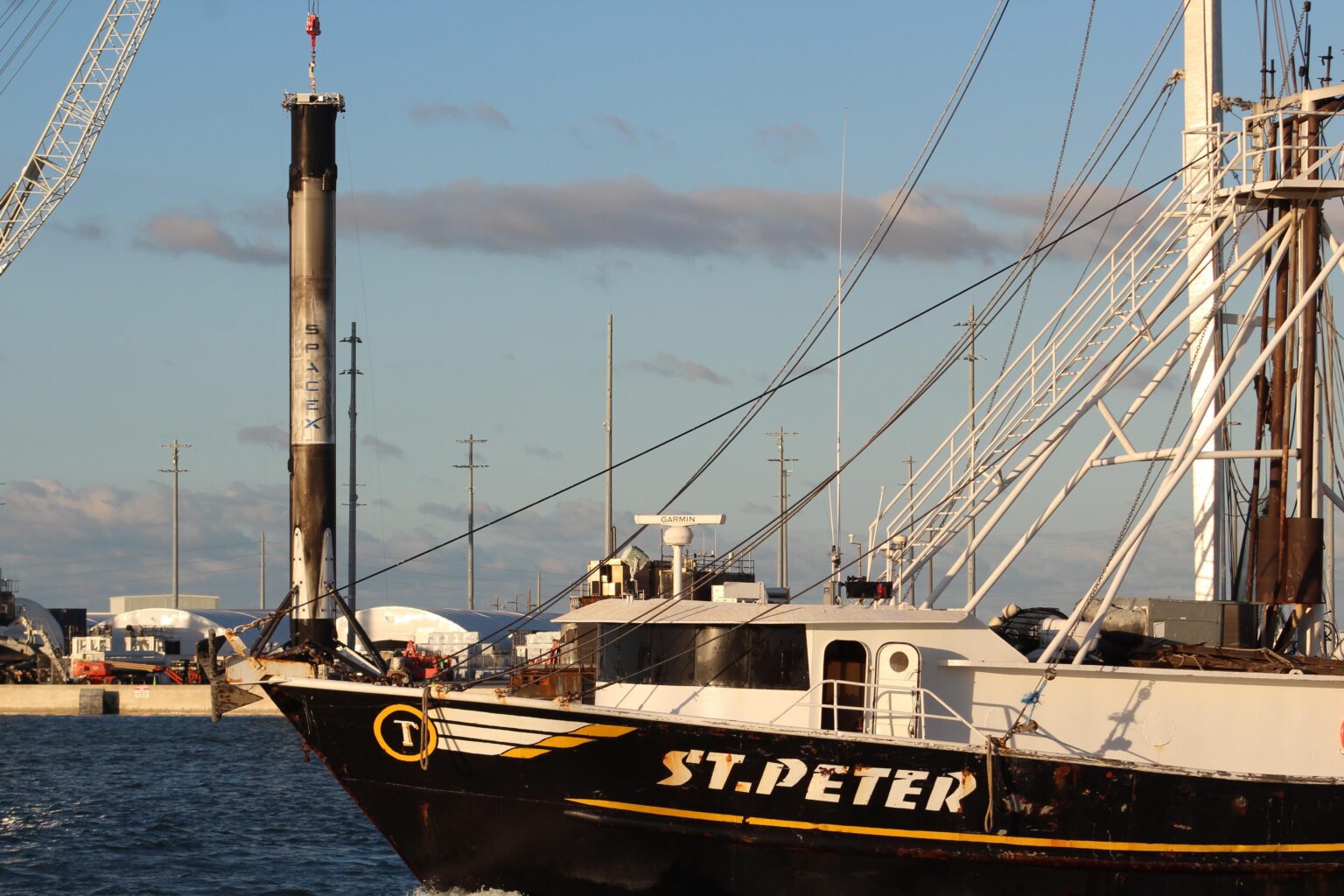 Booster 1086 in Port Canaveral, 12.12.24. Es ist schwer zu erkennen, wie groß diese Dinge sind, bis man sie persönlich sieht