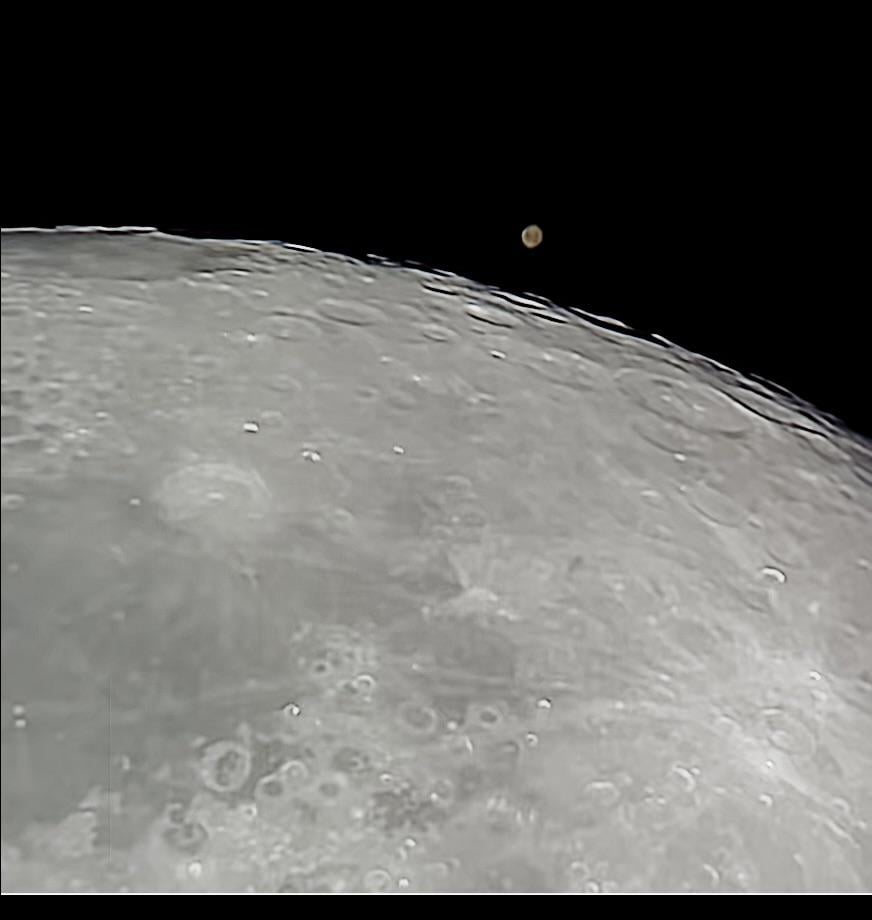 Der Mars verlässt den Mond