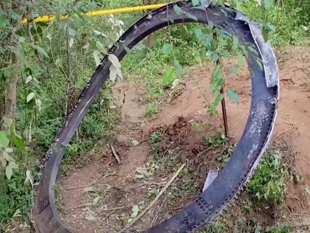 Fotos zeigen die 1.000 Pfund schweren Weltraumschrotts, die in Kenia abgestürzt sind. Es ist unklar, wem es gehört.