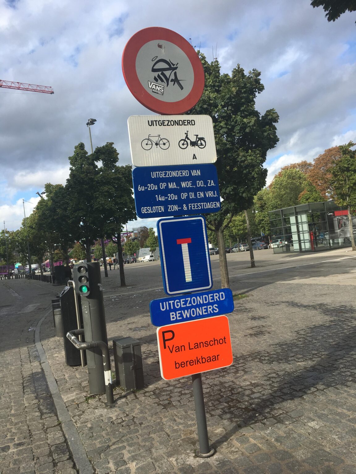 Dürfen Menschen, die hier leben, hier mit dem Auto fahren? Oder ist es für die Menschen, die hier leben, einfach keine Sackgasse?