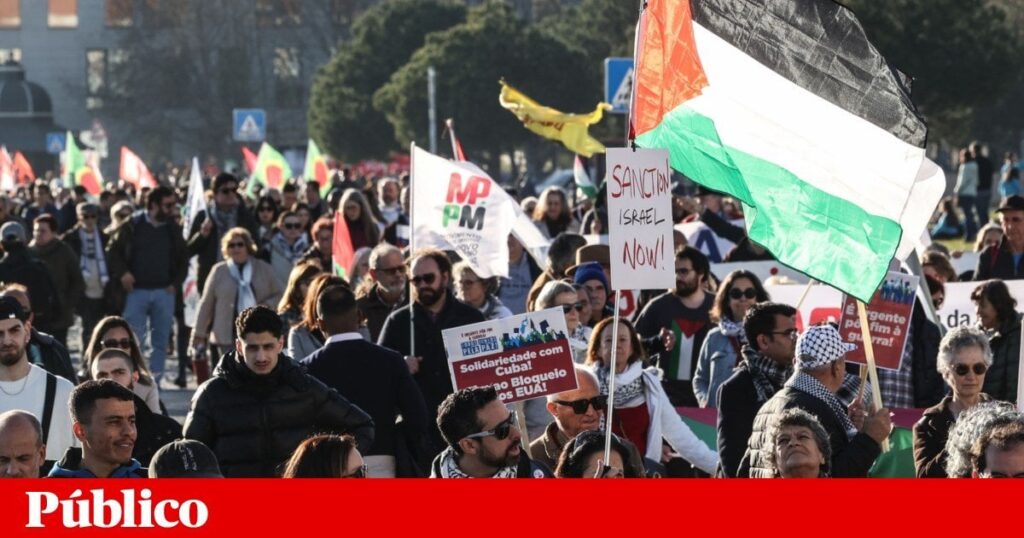 Hunderte Menschen demonstrieren in Lissabon für den Weltfrieden