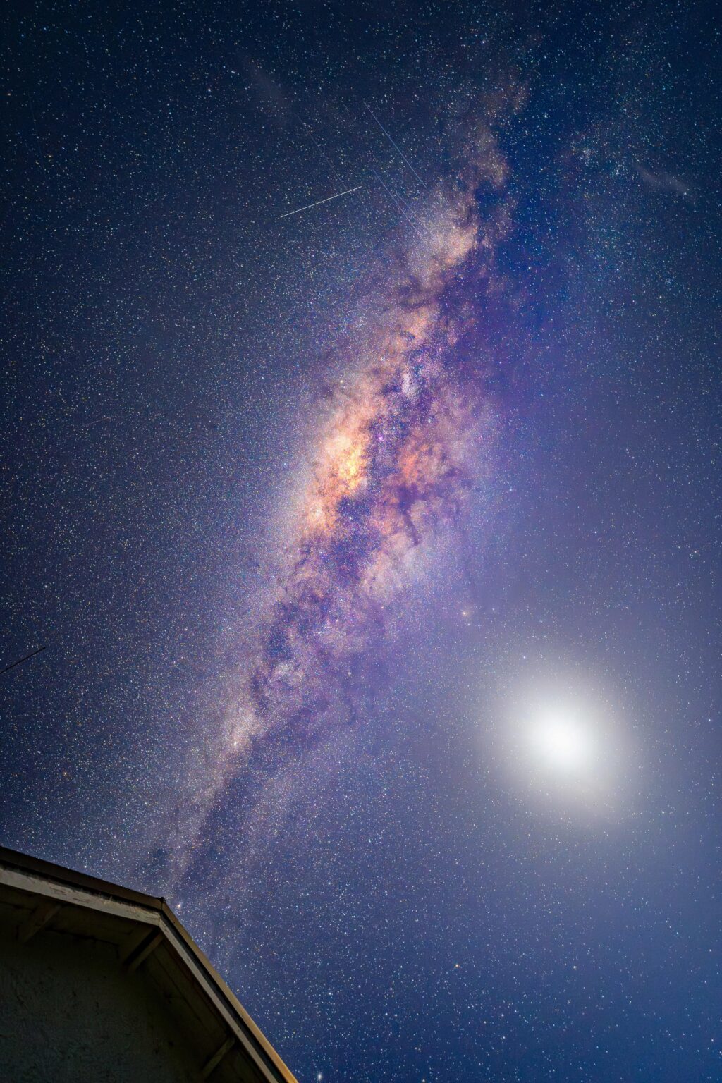 Die Milchstraße und der Mond über meinem Haus, Southland NZ Die Milchstraße und der Mond über meinem Haus, Southland NZ