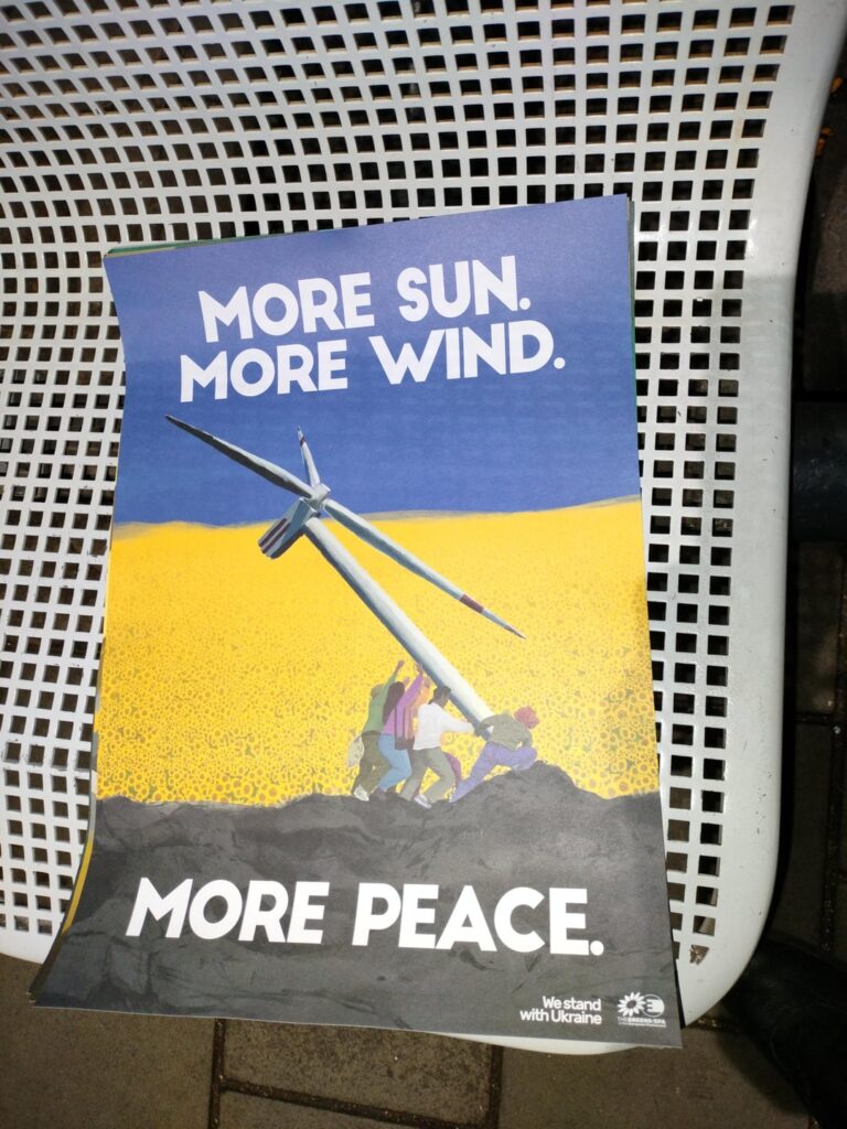 Einige Poster, die ich heute beim Neujahrstreffen der Grünen bekommen habe (Entschuldigung für die qualitativ hochwertigen Fotos am Bahnhof)