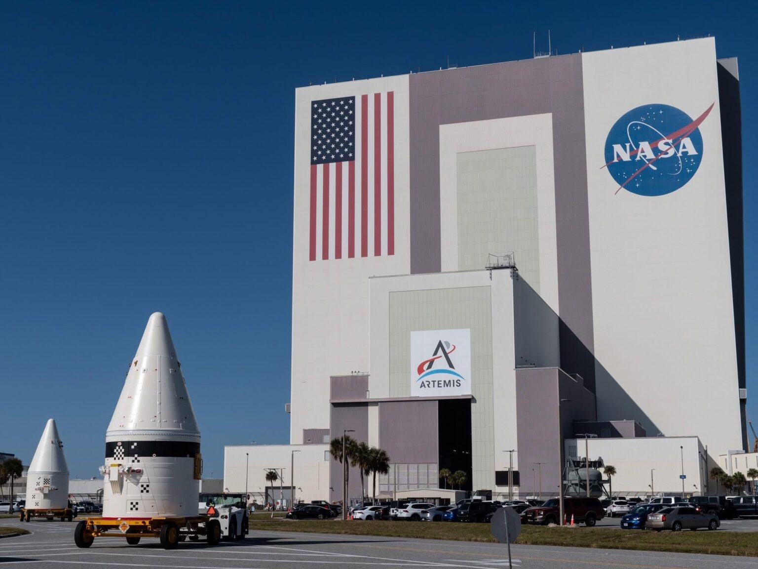 Die Besatzungen haben diese Woche die vorderen Booster-Baugruppen in das VAB gebracht, um sie auf dem Artemis-II-Weltraumstartsystem zu stapeln [credit: NASA EGS]