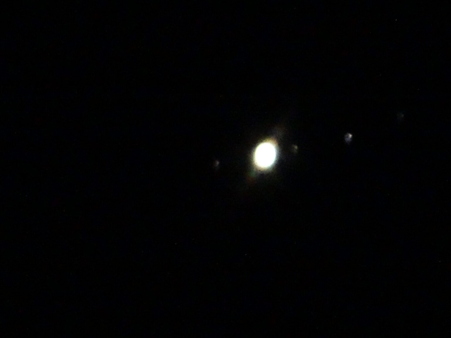 Ich war sehr überrascht, als ich Jupiter mit seinen Monden sah! Es ist eine beschissene Kamera, ich kann mir keine gute leisten :'(