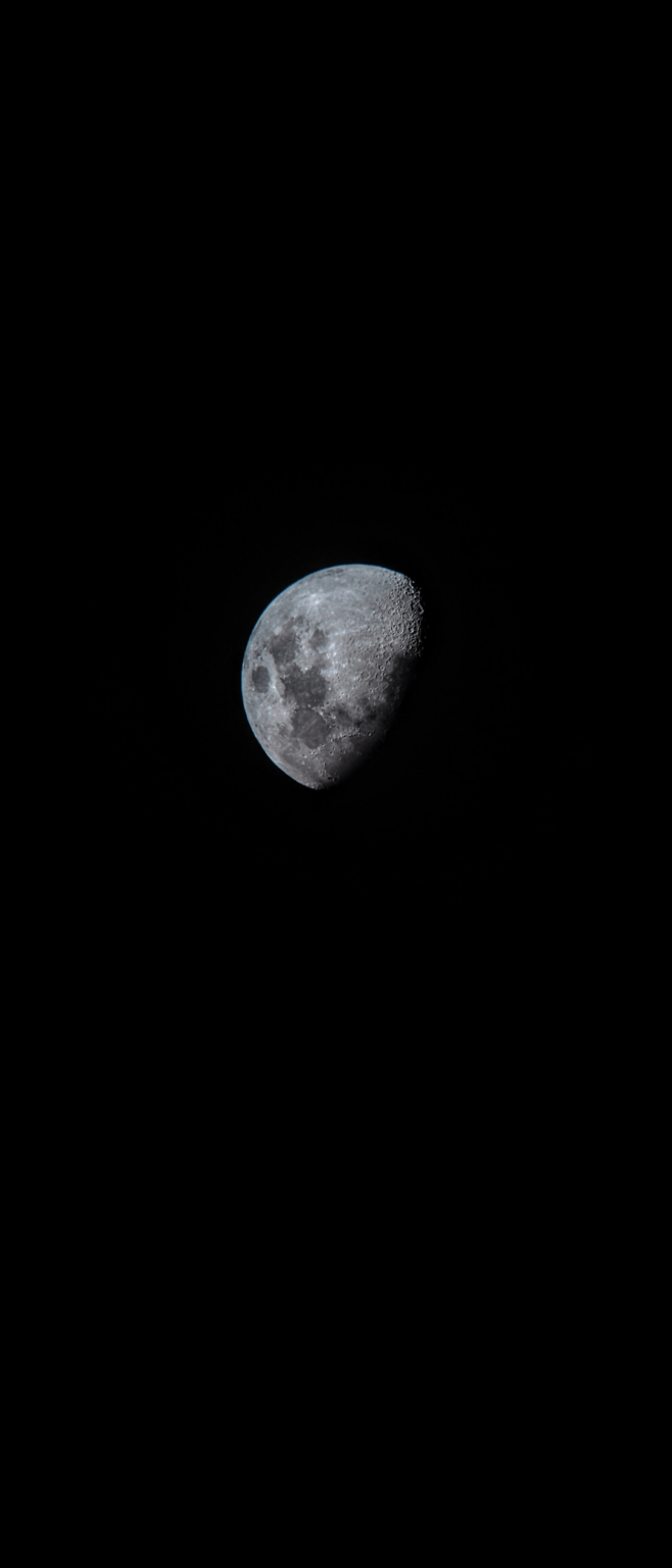 Der Mond, allein im Abgrund
