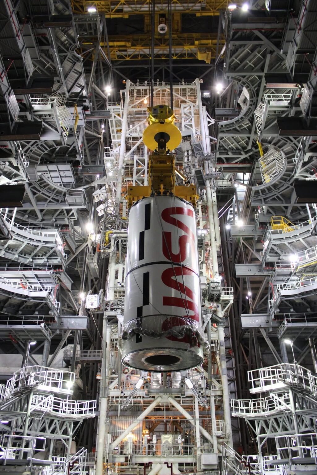 Stapelbetrieb des Artemis-II-Weltraum-Trägersystems im Januar 2025 [Credit: NASA EGS]