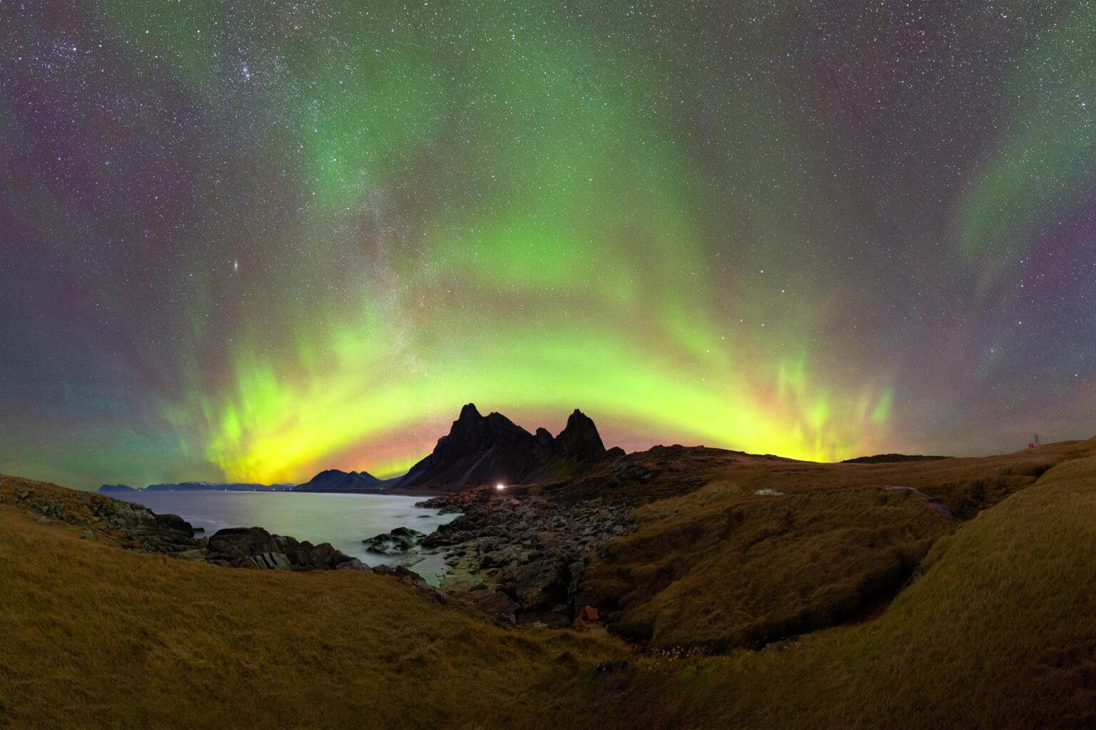 Ich habe ein Nordlichtpanorama über Eystrahorn, Island, aufgenommen