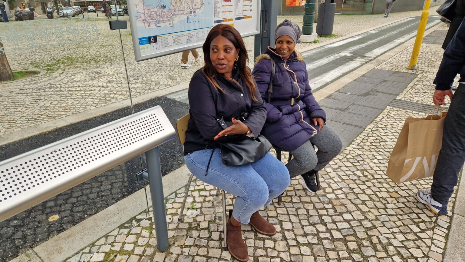 Die Sitzplätze, die in bankenlosen Stopps platziert wurden, wurden in drei Stunden entfernt