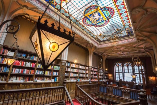 Wir verbrachten den ganzen Vormittag damit, Livraria Lello zu erkunden, dieses versteckte Naturjuwel in Porto. Unserer Meinung nach definitiv die größte Überraschung in der Stadt