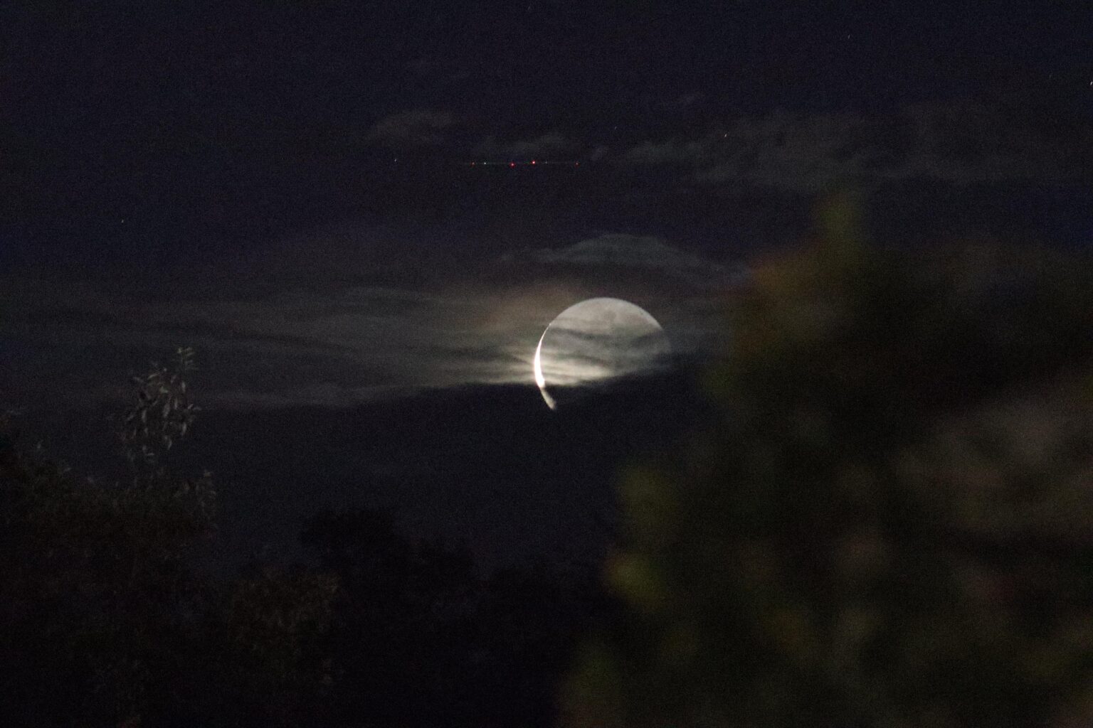 Mein Lieblingsmondfoto, das ich gemacht habe! Ich mag die Stimmung hier. Kann mir jemand die roten/grünen Lichter erklären?