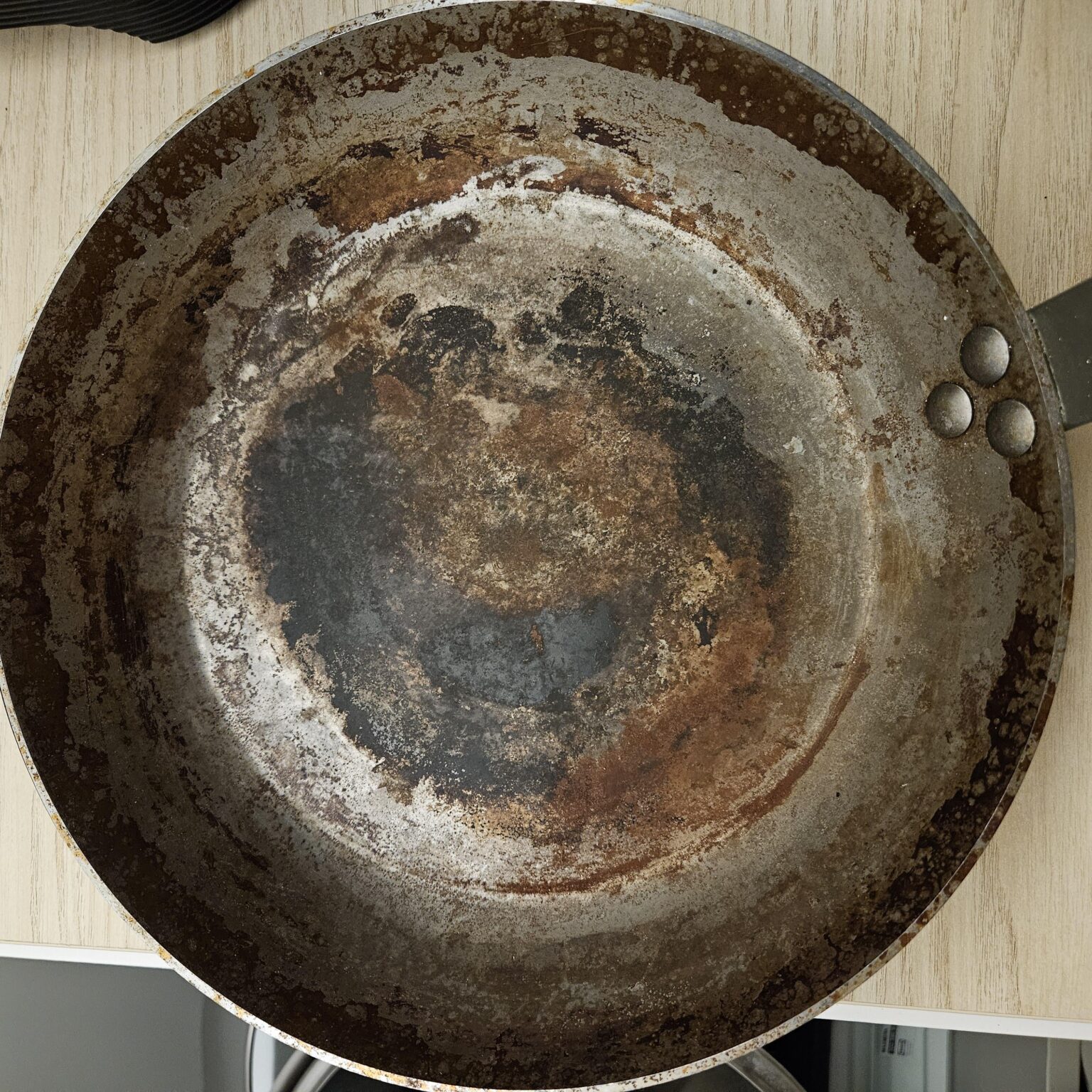 Ist diese Eisenpfanne noch zu retten?