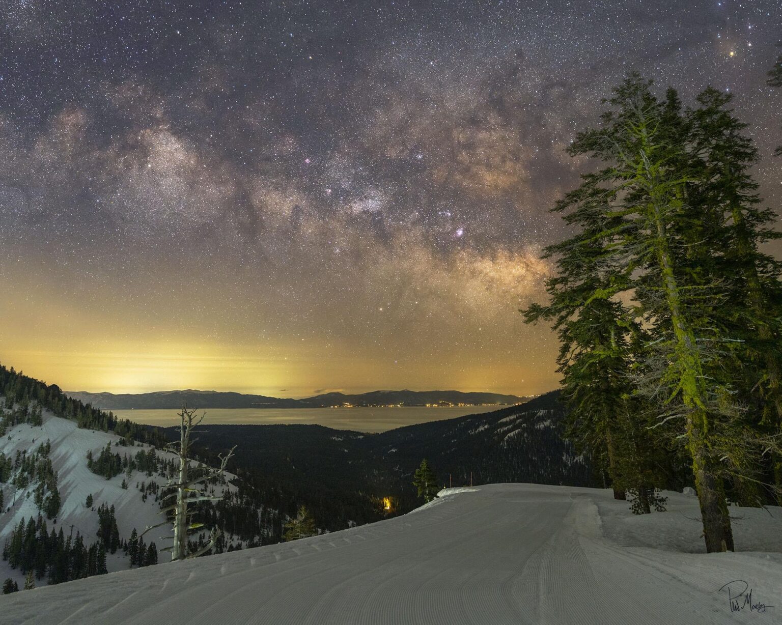 Die Milchstraße erhebt sich hoch oben an der Grenze des Skigebiets Alpine Meadows/Palisades über Lake Tahoe. Das Licht im Vordergrund kommt von Pistenraupen, die weit hinter mir die Pisten präparieren. Die Milchstraße erhebt sich hoch oben an der Grenze des Skigebiets Alpine Meadows/Palisades über Lake Tahoe. Das Licht im Vordergrund kommt von Pistenraupen, die weit hinter mir die Pisten präparieren.
