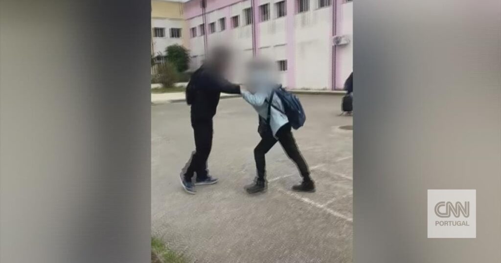 Autistisches Schüler hat in der Schule gewalttätig angegriffen. Aggression wurde gedreht.