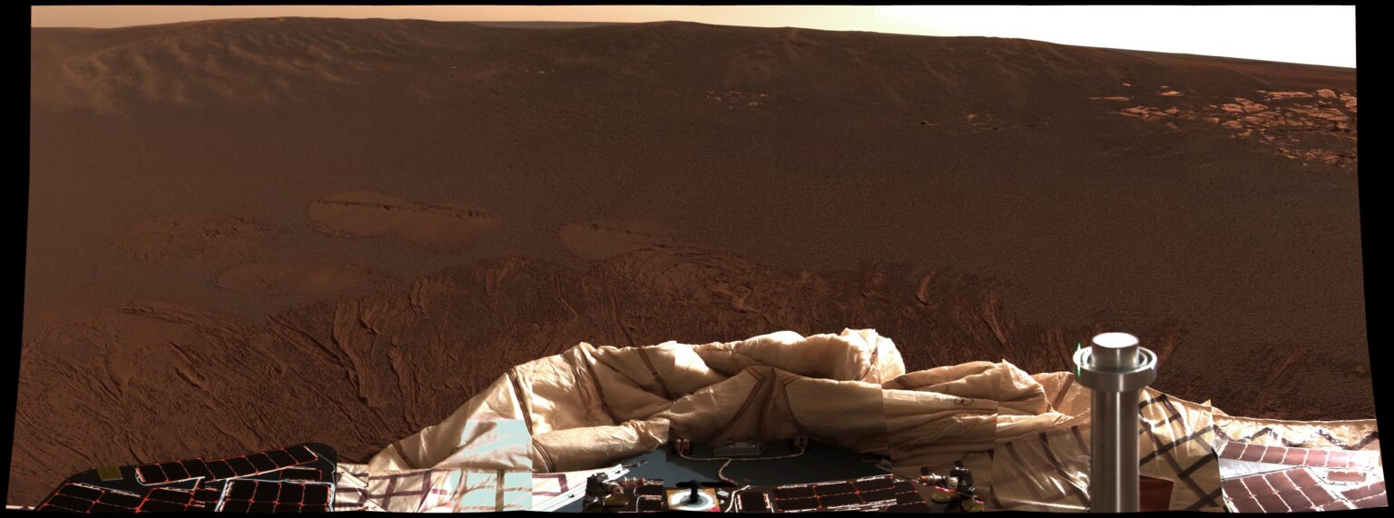 Erstes Farbpanorama des Rovers Opportunity, das die Marslandschaft bei Meridiani Planum zeigt, aufgenommen am 26. Januar 2004.