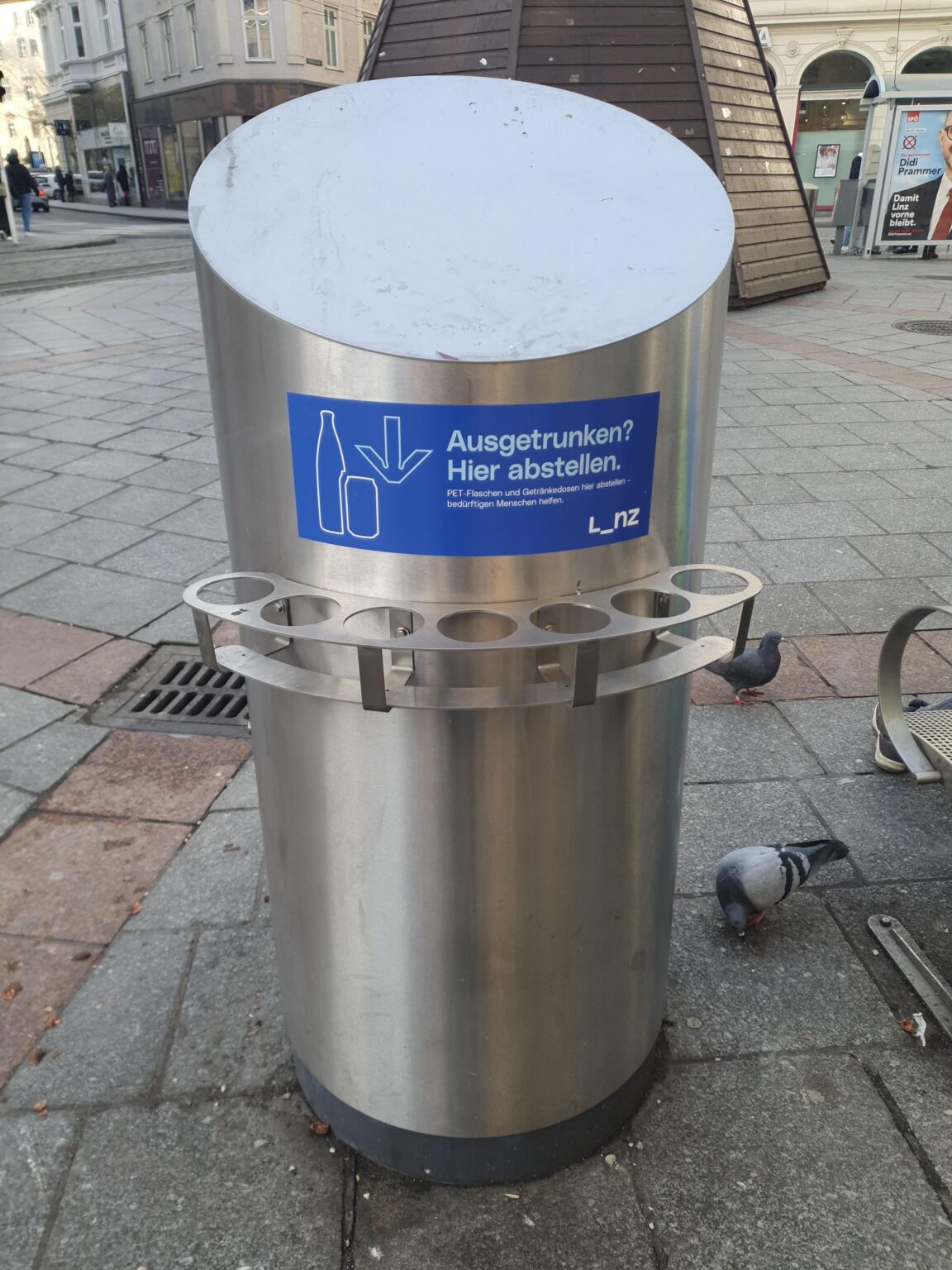 Pfandbehälter an Mistkübeln in Linz