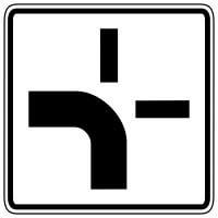 Müssen Sie an dieser Kreuzung signalisieren, wenn Sie geradeaus weiterfahren?