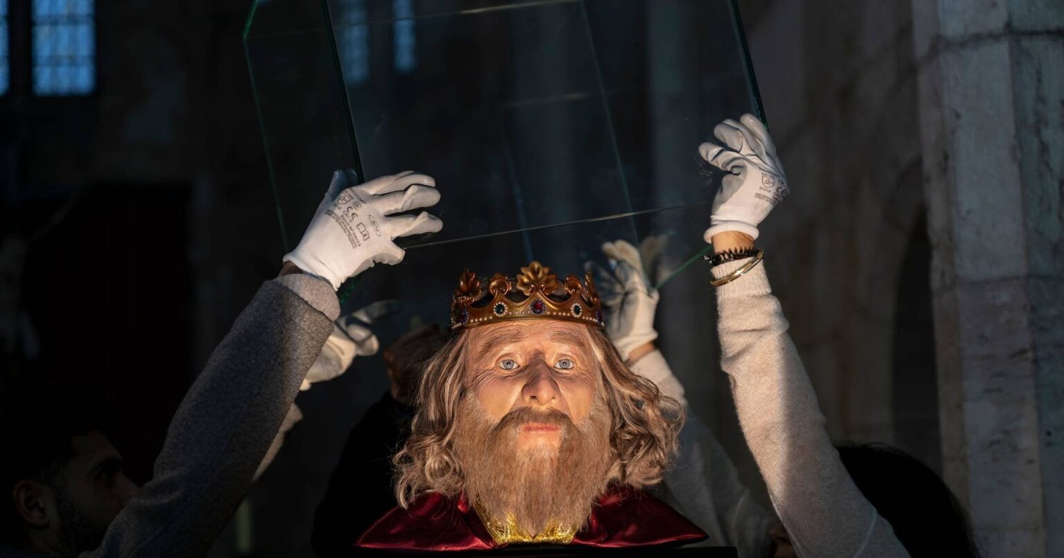Er hatte blaue Augen, helles Haar und alle Zähne: Das Gesicht von D. Dinis wurde 700 Jahre nach seinem Tod enthüllt Er hatte blaue Augen, helles Haar und alle Zähne: Das Gesicht von D. Dinis wurde 700 Jahre nach seinem Tod enthüllt