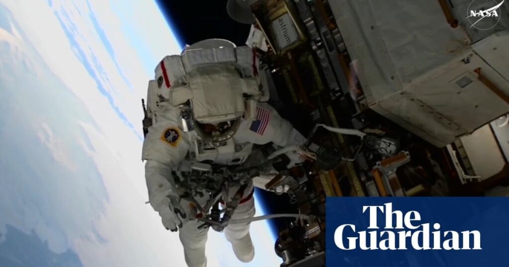Die zwei "steckenden" Astronauten der NASA verlassen die Raumstation für den ersten Raumwalk zusammen