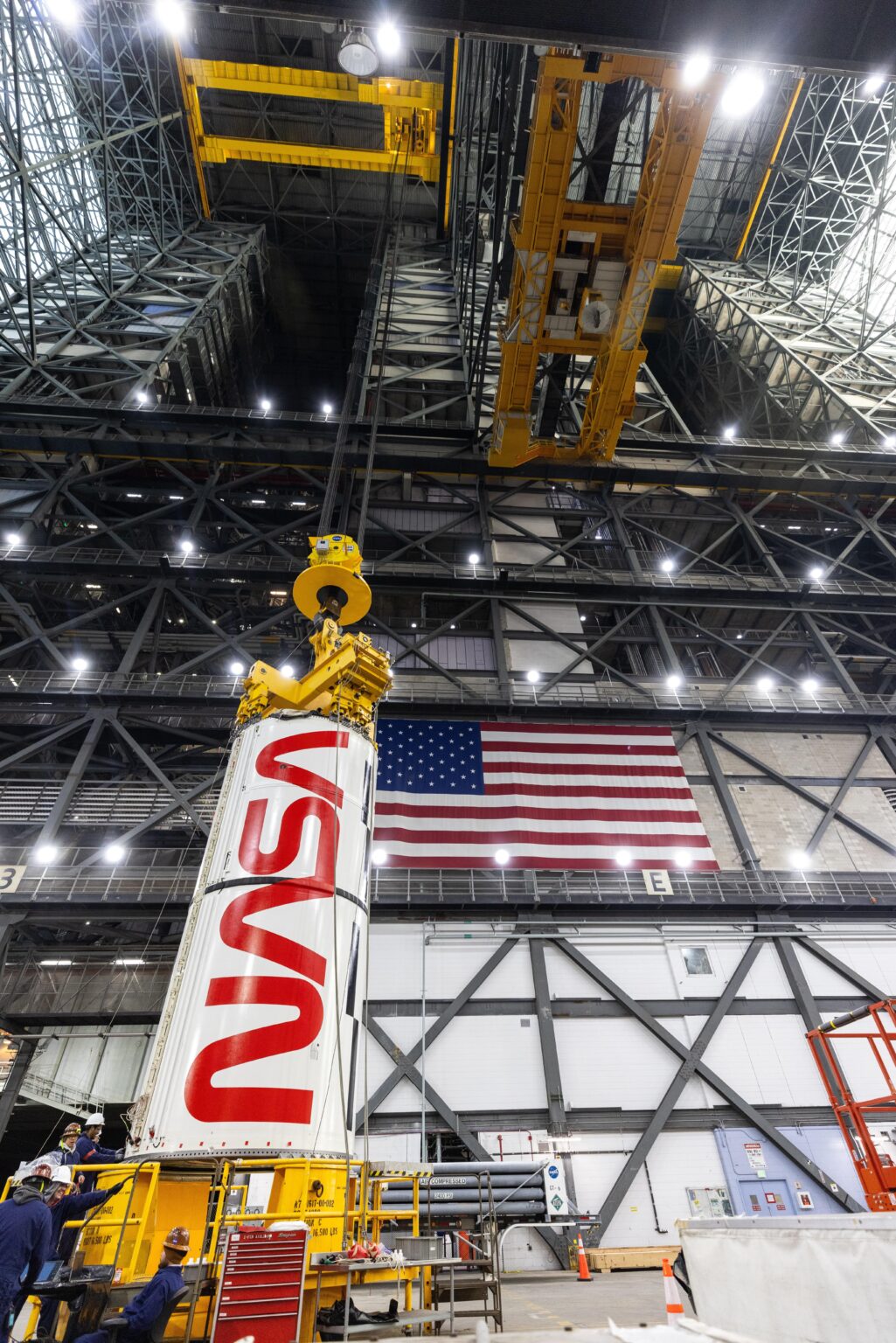 Stapeln des linken Center Center Booster -Segments im Artemis II Space Startsystem [Credit: NASA/Frank Michaux]