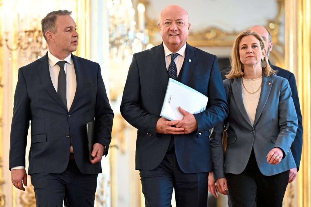 Koalition auf der Zielgeraden: Schwarz-Rot-Pink stellt Regierungsprogramm vor Koalition auf der Zielgeraden: Schwarz-Rot-Pink stellt Regierungsprogramm vor
