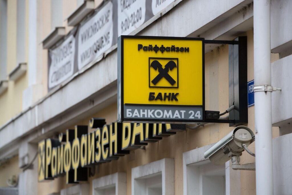 Bloomberg: russische Militärzulieferer sollen Kunden der russischen Raiffeisen-Unit sein