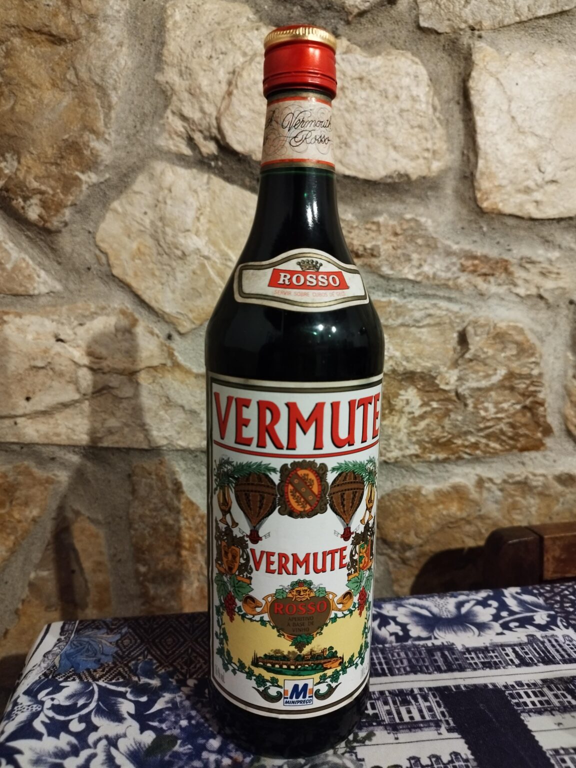 Ich war im Schrank meines Großvaters ... kann jemand das geschätzte Alter dieser Flasche kennen und wenn er für den Konsum geeignet ist? Danke