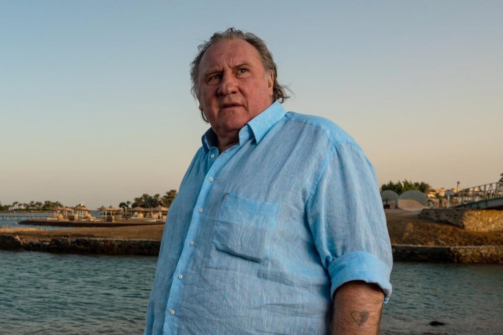 Gérard Depardieu, der durch eine schwere Umfrage und Wäsche für Steuerbetrug und Wäsche abzielt Gérard Depardieu, der durch eine schwere Umfrage und Wäsche für Steuerbetrug und Wäsche abzielt