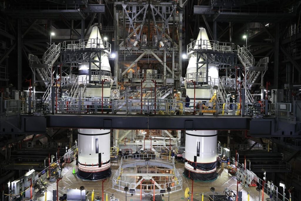 Artemis II Space Launch System Booster Stacking ist abgeschlossen. Die nächste Ergänzung ist die Kernbühne🚀