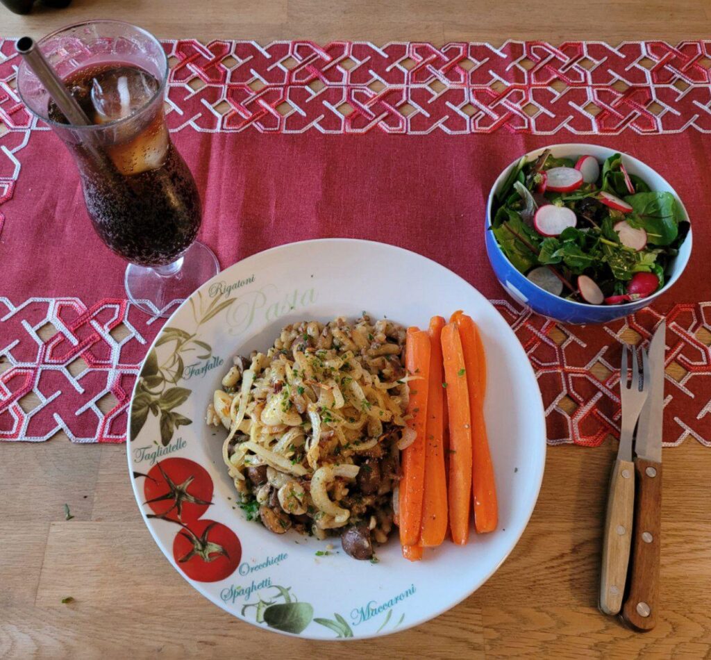 Spätzle mit Bratensauce + Karotten und Salat. (Vegan)