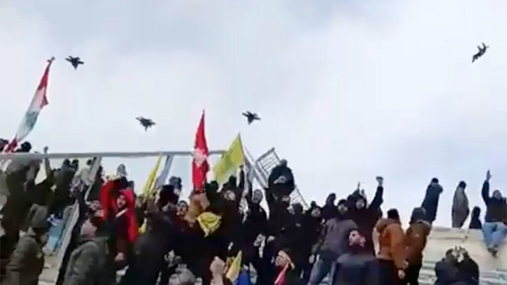 Israel führt eine paradeähnliche Kampfflugzeugüberführung für die Beerdigung des Erzfeindes durch