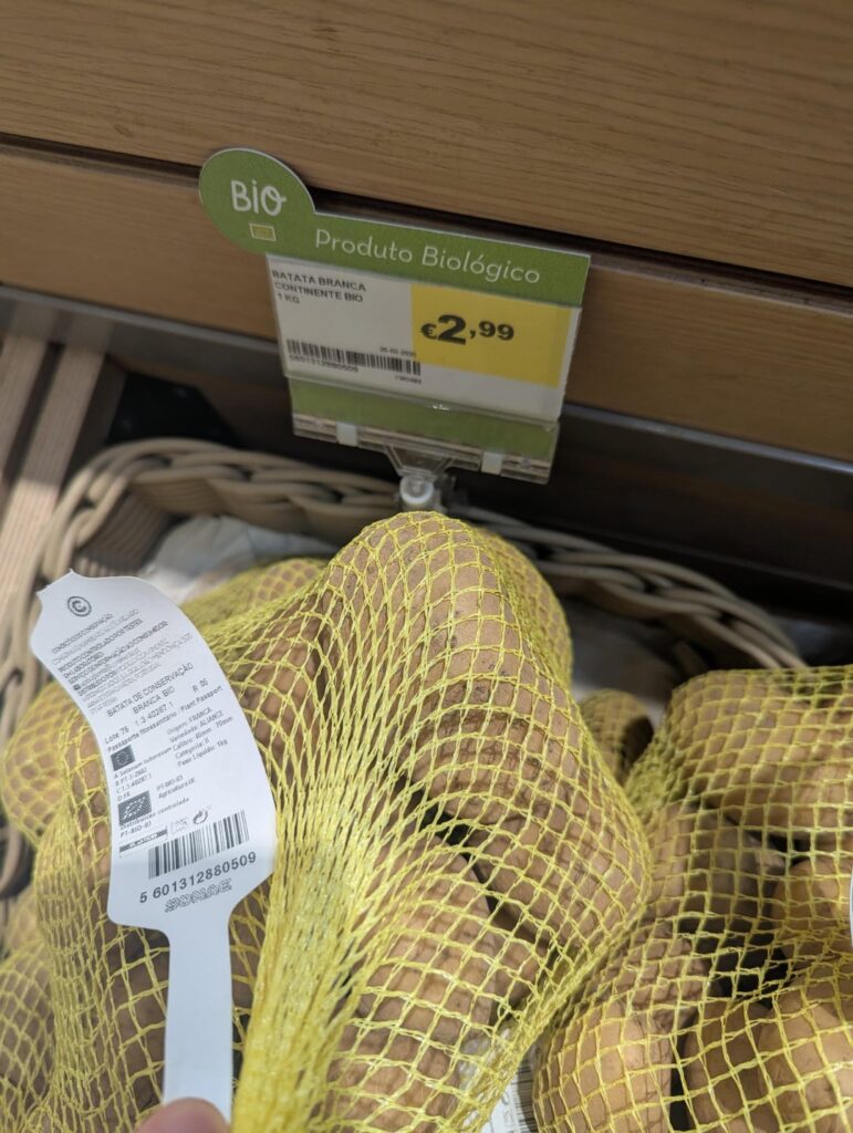 Kontinent, um den Preis für weiße Kartoffeln für rote Kartoffeln zu verlangen, weil die Etiketten den weißen Kartoffel -Barcode haben (sogar das Etikett mit "Rot"). Ich habe es bemerkt, weil ich die Siga benutzte und der Preis größer war. Ich musste den Barcode neben dem Preis übergeben. (2 IMGs)