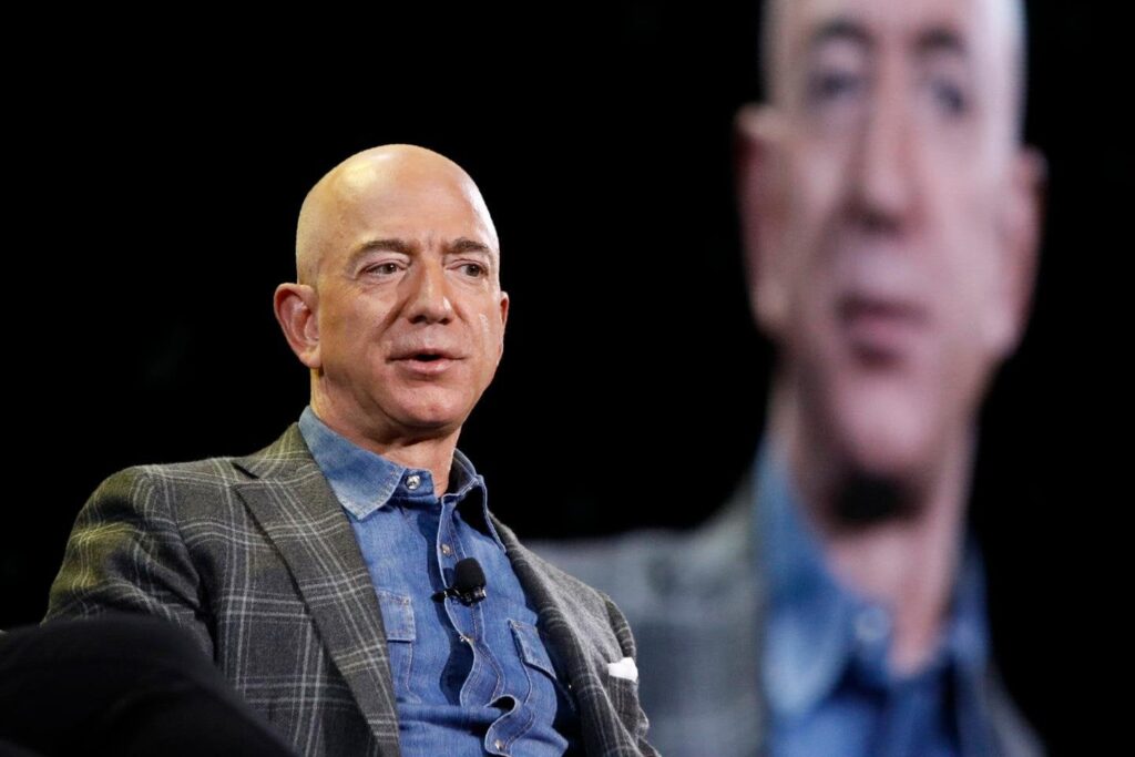 Jeff Bezos, Eigentümer der "Washington Post", kündigt an, die in der Zeitung veröffentlichten Bestände auf bestimmte Meinungen einzuschränken [« libertés personnelles » et « marchés libres »]