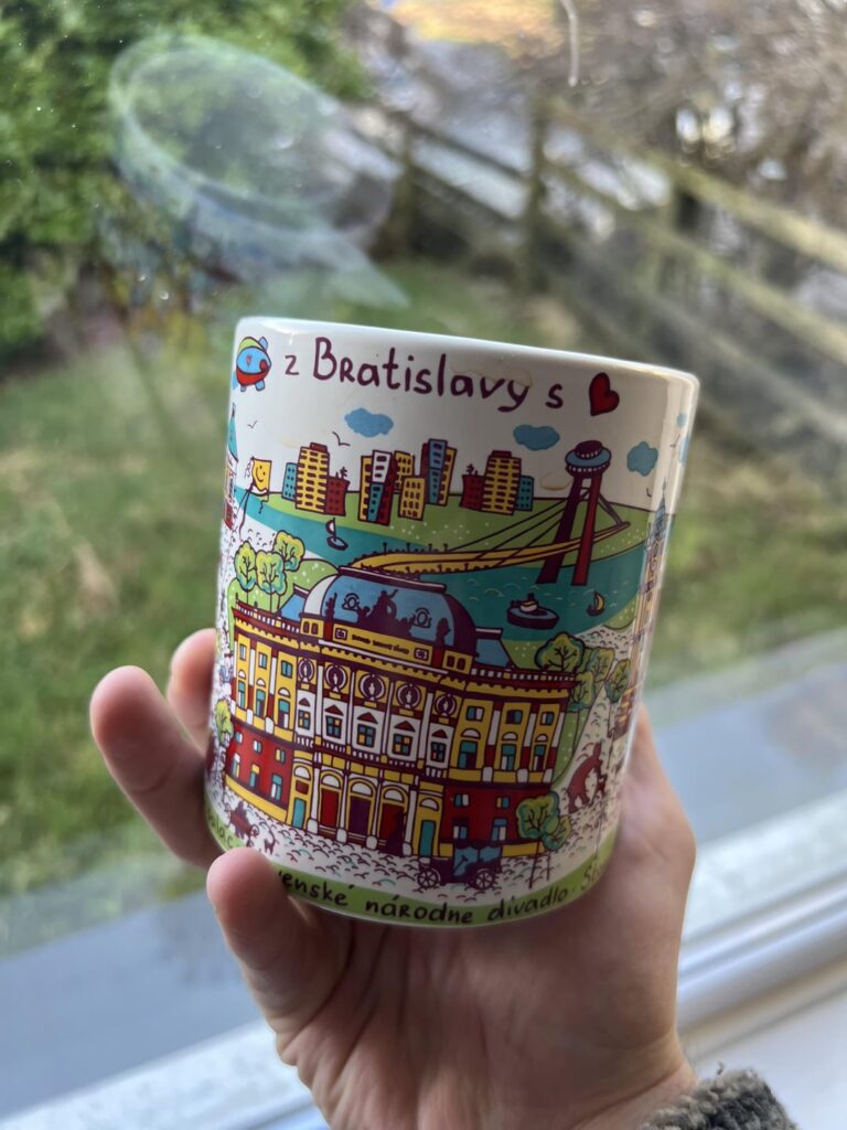 Mein Lieblingsbecher, den ich vor ungefähr zwei Jahren in Bratislava gekauft habe, ist heute gebrochen. Weiß hier jemand, wenn ich irgendwo online einen kaufen könnte?