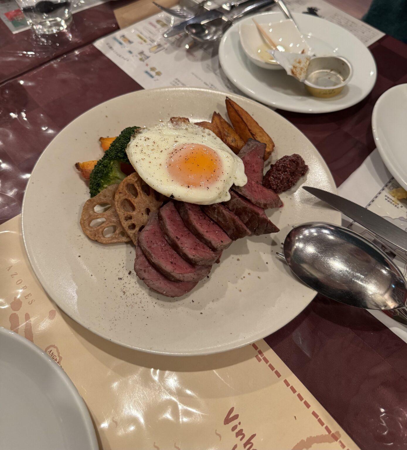 Bitoque Ich habe in einem portugiesischen Restaurant in Osaka, Japan, gegessen