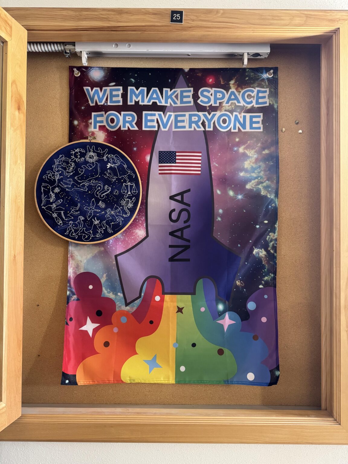 Astronom hier! Ich habe eine Flagge von einem Mitglied des NASA -Widerstands erhalten, also hängte sie außerhalb meines Labors. Astronomie ist für alle!