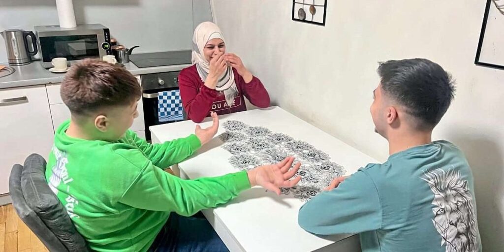 Heimat als verbrannte Erde: Aus Syrien Geflüchtete erzählen, warum eine Rückkehr für sie nicht möglich ist Heimat als verbrannte Erde: Aus Syrien Geflüchtete erzählen, warum eine Rückkehr für sie nicht möglich ist