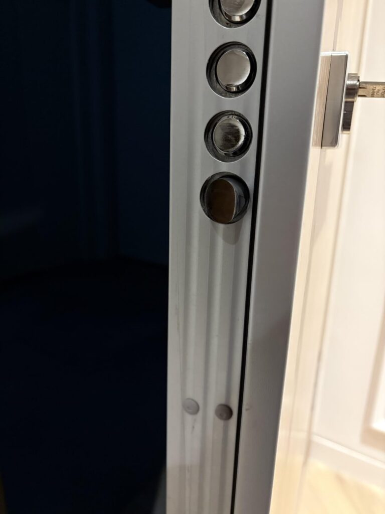 Weiß jemand, wie man den Zylinder in einer Dierre -Tür wechselt?
