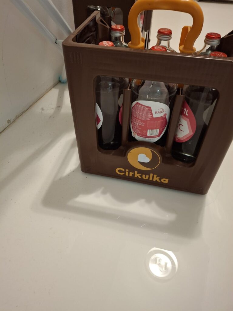 Rajec Glaswasserflasche gebrochen (immer wieder)