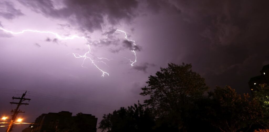 Lightning Strikes verknüpfen das Wetter auf Erde und das Wetter im Weltraum